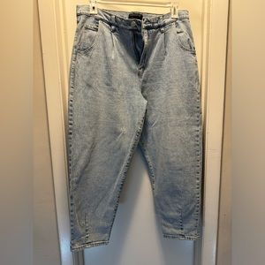 Banana Republic Annie Jean. High rise balloon leg. Size 14 inseam 25.